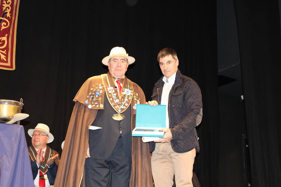 El piragüista Saúl Craviotto ya es cofrade de honor de la Cofradía Amigos de les Fabes de Villaviciosa. El deportista recibió la distinción en el marco del quinto Gran Capítulo de la entidad, en el que Gregorio García, del restaurante Oleum, fue nombrado embajador de les fabes.