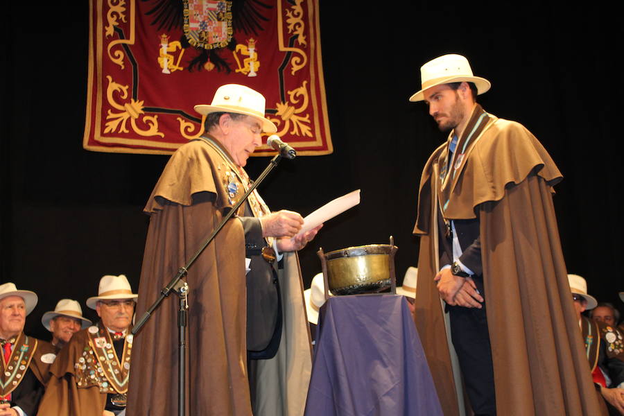 El piragüista Saúl Craviotto ya es cofrade de honor de la Cofradía Amigos de les Fabes de Villaviciosa. El deportista recibió la distinción en el marco del quinto Gran Capítulo de la entidad, en el que Gregorio García, del restaurante Oleum, fue nombrado embajador de les fabes.