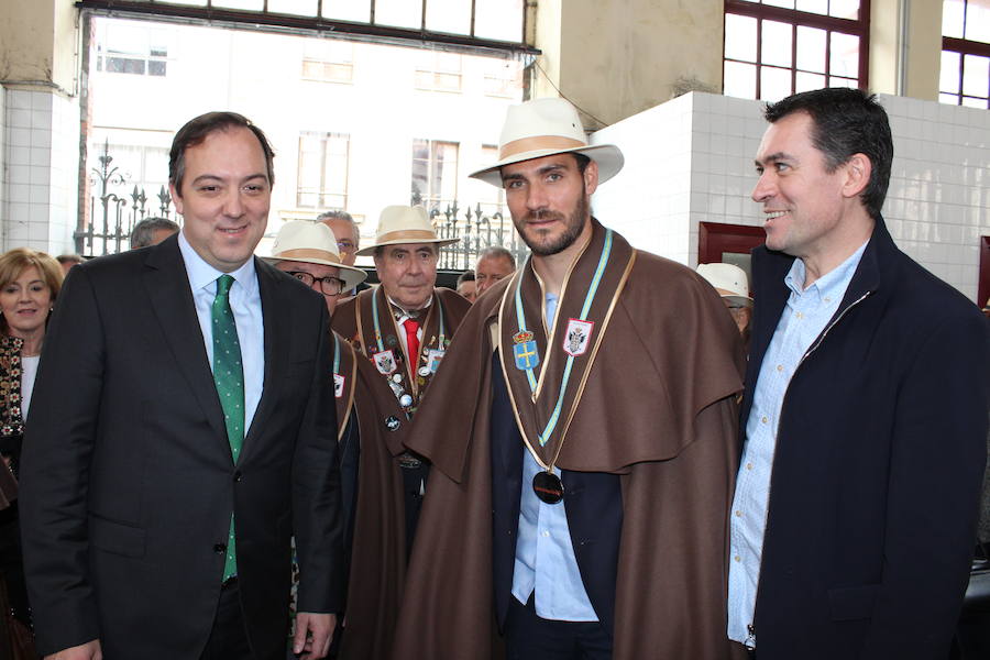 El piragüista Saúl Craviotto ya es cofrade de honor de la Cofradía Amigos de les Fabes de Villaviciosa. El deportista recibió la distinción en el marco del quinto Gran Capítulo de la entidad, en el que Gregorio García, del restaurante Oleum, fue nombrado embajador de les fabes.