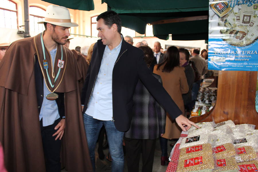 El piragüista Saúl Craviotto ya es cofrade de honor de la Cofradía Amigos de les Fabes de Villaviciosa. El deportista recibió la distinción en el marco del quinto Gran Capítulo de la entidad, en el que Gregorio García, del restaurante Oleum, fue nombrado embajador de les fabes.