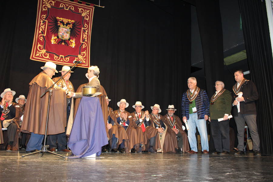 El piragüista Saúl Craviotto ya es cofrade de honor de la Cofradía Amigos de les Fabes de Villaviciosa. El deportista recibió la distinción en el marco del quinto Gran Capítulo de la entidad, en el que Gregorio García, del restaurante Oleum, fue nombrado embajador de les fabes.