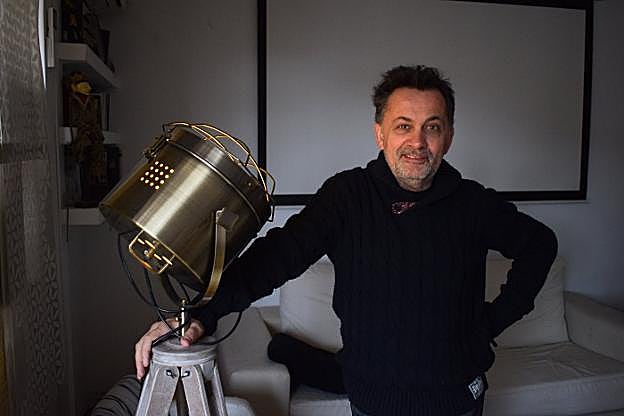 José Antonio Quirós, en una foto tomada esta semana en Madrid; abajo, con Antonio Resines, en 1999, en Asturias. 