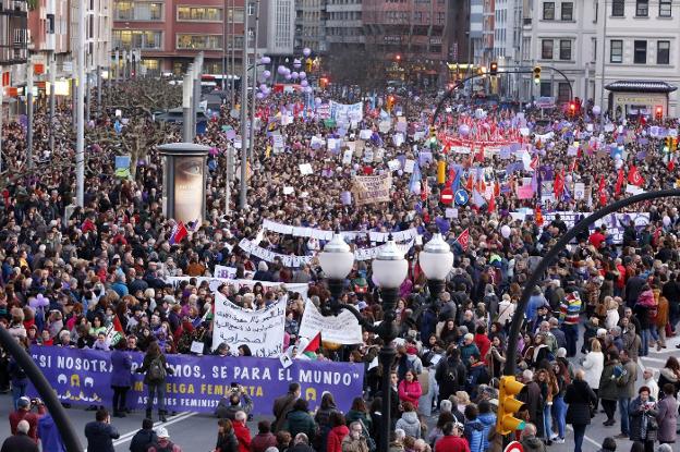 La manifestación de Gijón, justo antes de su salida de la plaza del Humedal. 