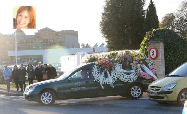 El coche fúnebre traslada los restos mortales de la mujer al cementerio de Deva. Arriba, a la izquierda, una imagen de Paz Fernández Borrego.