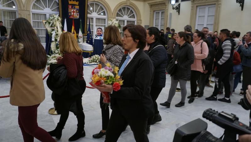 Una auténtica multitud se ha acercado a la capilla ardiente del pequeño Gabriel Cruz, instalada en la Diputación de Almería. Entre los asistentes se encontraba la presidenta andaluza, Susana Díaz, que ha trasladado sus condolencias a la familia.