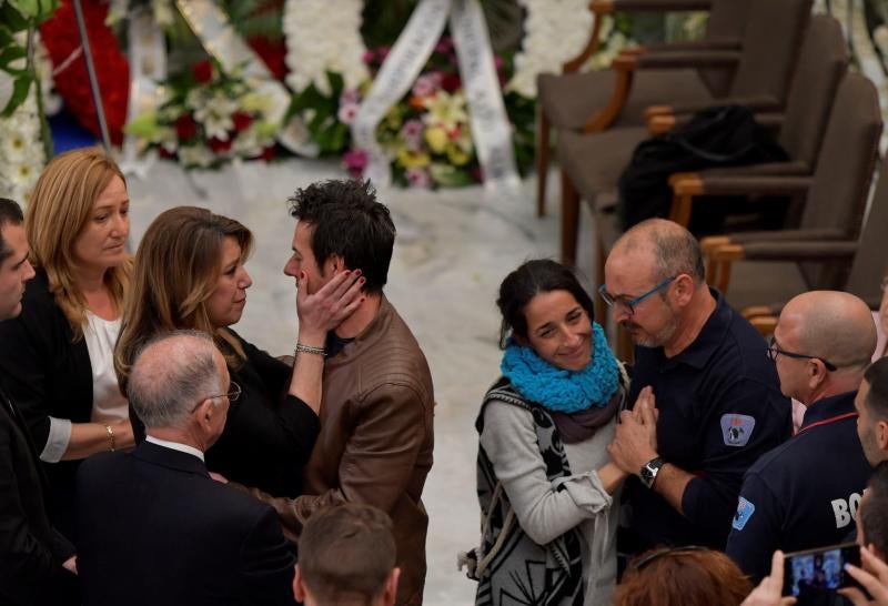 Una auténtica multitud se ha acercado a la capilla ardiente del pequeño Gabriel Cruz, instalada en la Diputación de Almería. Entre los asistentes se encontraba la presidenta andaluza, Susana Díaz, que ha trasladado sus condolencias a la familia.