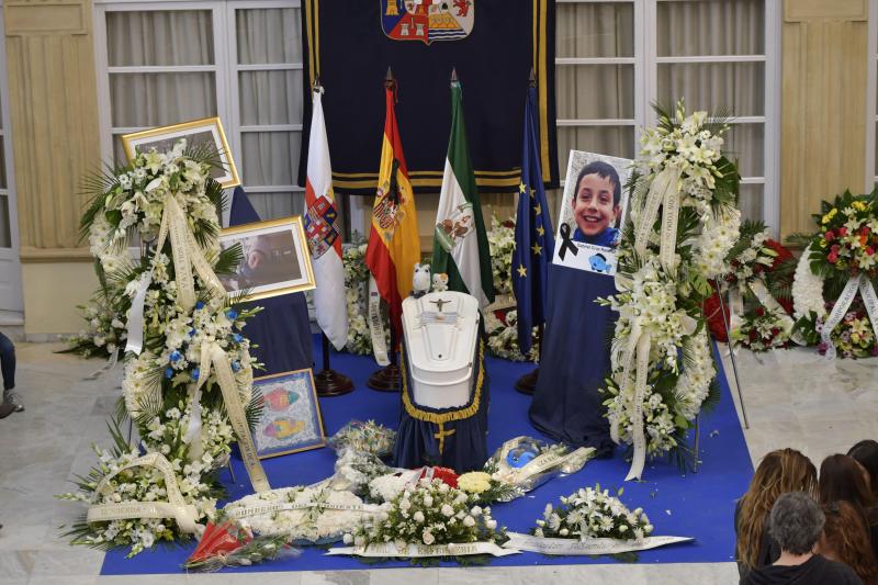 Una auténtica multitud se ha acercado a la capilla ardiente del pequeño Gabriel Cruz, instalada en la Diputación de Almería. Entre los asistentes se encontraba la presidenta andaluza, Susana Díaz, que ha trasladado sus condolencias a la familia.