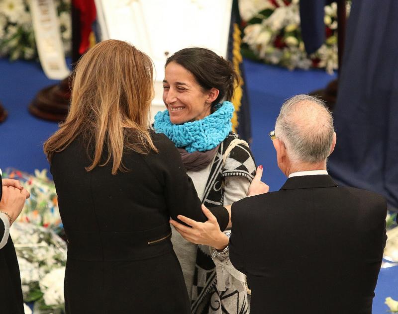 Una auténtica multitud se ha acercado a la capilla ardiente del pequeño Gabriel Cruz, instalada en la Diputación de Almería. Entre los asistentes se encontraba la presidenta andaluza, Susana Díaz, que ha trasladado sus condolencias a la familia.