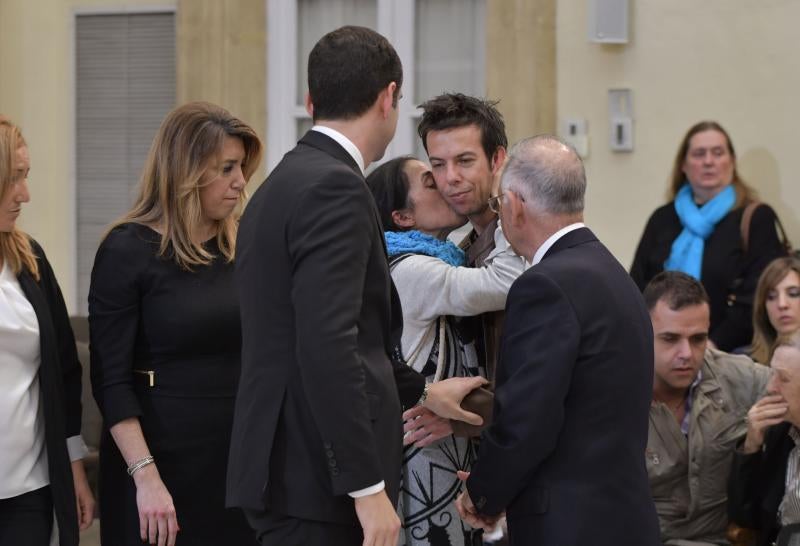 Una auténtica multitud se ha acercado a la capilla ardiente del pequeño Gabriel Cruz, instalada en la Diputación de Almería. Entre los asistentes se encontraba la presidenta andaluza, Susana Díaz, que ha trasladado sus condolencias a la familia.