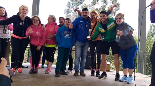 El equipo ganador celebra el resultado. 