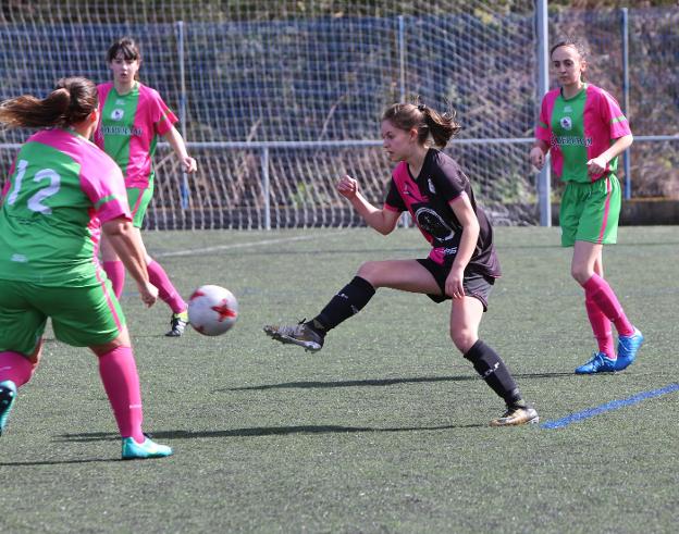 Marina Monteserín rodeada de tres jugadoras contrarias. 