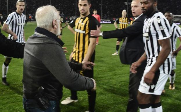 Ivan Savvidis, presidente del PAOK, con la pistola en su cintura. 