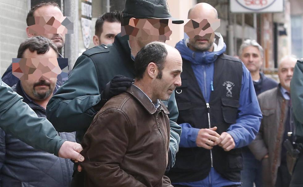 Javier Ledo sale del juzgado de Luarca para ingresar en el centro penitenciario de Asturias.
