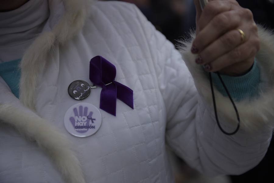 Principado, Ayuntamiento de Gijón, Delegación del Gobierno convocaron la protesta que congregó en la plaza Mayor a un buen número de personas que no dudaron en expresar su condena por la muerte de la gijonesa, que se convierte en el primer homicidio «sexista» en Asturias desde 2016.