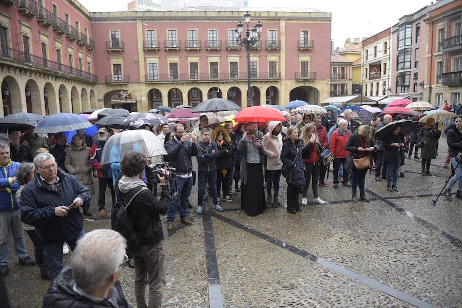 Principado, Ayuntamiento de Gijón, Delegación del Gobierno convocaron la protesta que congregó en la plaza Mayor a un buen número de personas que no dudaron en expresar su condena por la muerte de la gijonesa, que se convierte en el primer homicidio «sexista» en Asturias desde 2016.