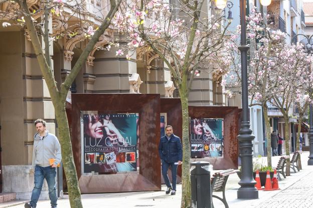 La exposición 'Discografía Fotografiada', a las puertas del Palacio Valdés. 