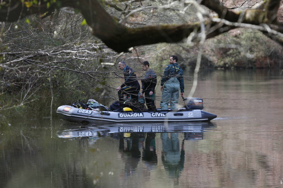 Los buzos tratan de encontrar un bolso y efectos personales de Paz en el pantano