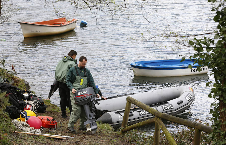 Los buzos tratan de encontrar un bolso y efectos personales de Paz en el pantano