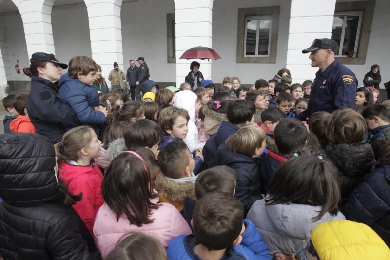 Unos 170 alumnos de Primaria de los colegios Baudilo Arce y La Ería han asistido a una exhibición de varias unidades policiales del cuartel de Buenavista. 