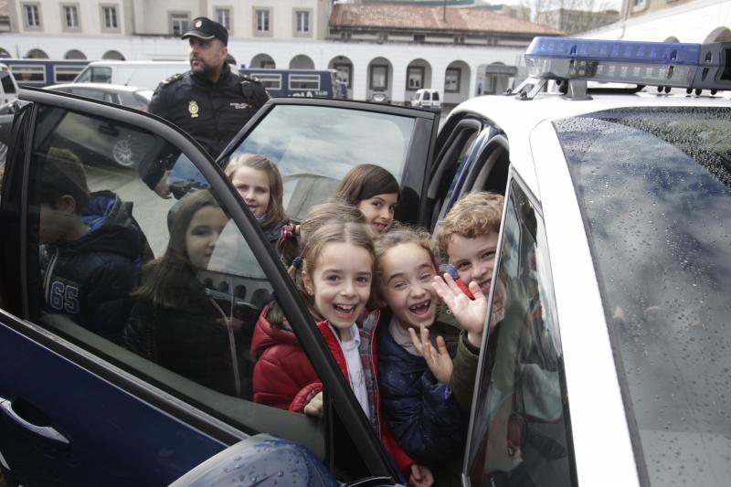 Unos 170 alumnos de Primaria de los colegios Baudilo Arce y La Ería han asistido a una exhibición de varias unidades policiales del cuartel de Buenavista. 