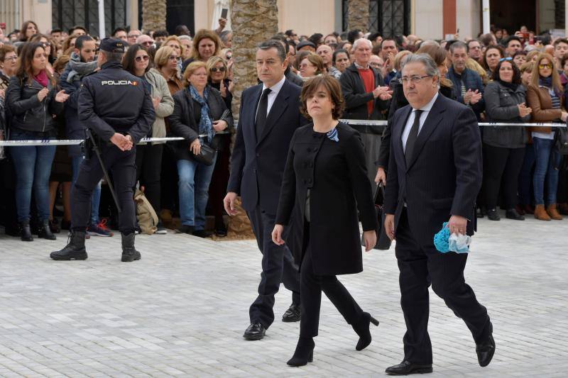 Personalidades políticas, vecinos y familia quisieron acompañar a Patricia y Ángel en este duro momento. 