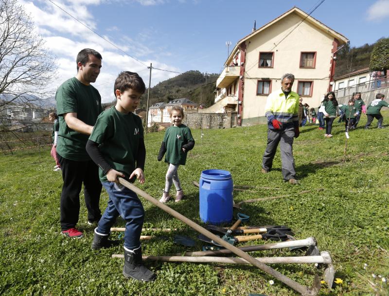 Decenas de alumnos de Primaria de Oviedo han participado en una plantación de árboles enmarcada en una jornada de sensibilización ambiental organizada por la corporación Masaveu. Los árboles, todos de especies autóctonos, repoblarán un terreno próximo a la fábrica de cemento. En la actividad han participado Alicia Castro Masaveu y el alcalde de Oviedo, Wenceslao López.