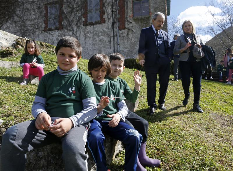 Decenas de alumnos de Primaria de Oviedo han participado en una plantación de árboles enmarcada en una jornada de sensibilización ambiental organizada por la corporación Masaveu. Los árboles, todos de especies autóctonos, repoblarán un terreno próximo a la fábrica de cemento. En la actividad han participado Alicia Castro Masaveu y el alcalde de Oviedo, Wenceslao López.