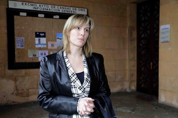 La alcaldesa pongueta, Marta Alonso, ayer, a la entrada del juzgado de Cangas de Onís. 