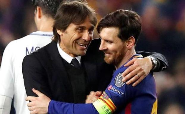 Conte habla con Messi al término del encuentro. 