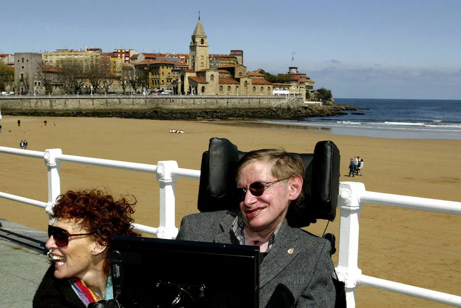 El Principado de Asturias conquistó a Stephen Hawking, que llegó a declararse «enamorado» de esta región. En 1989 recogió el Premio Príncipe de Asturias a la Concordia y en 2005 el científico visitó Gijón y Oviedo.