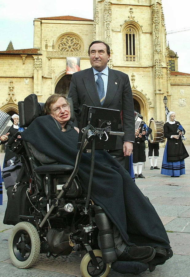 El Principado de Asturias conquistó a Stephen Hawking, que llegó a declararse «enamorado» de esta región. En 1989 recogió el Premio Príncipe de Asturias a la Concordia y en 2005 el científico visitó Gijón y Oviedo.