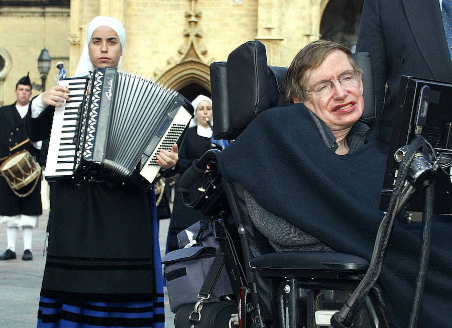 El Principado de Asturias conquistó a Stephen Hawking, que llegó a declararse «enamorado» de esta región. En 1989 recogió el Premio Príncipe de Asturias a la Concordia y en 2005 el científico visitó Gijón y Oviedo.