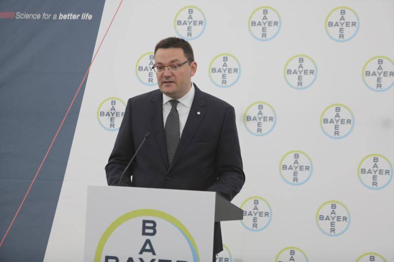 El consejero de Bayer en la región Iberia, Rainer Krause, la directora de la división de Consumer Health, Daniela Chuayre, y el director de la planta de La Felguera, Jorge Álvarez, presentan los resultados de facturación de la empresa correspondientes a 2017 tras inaugurar un nuevo edificio de la factoria.