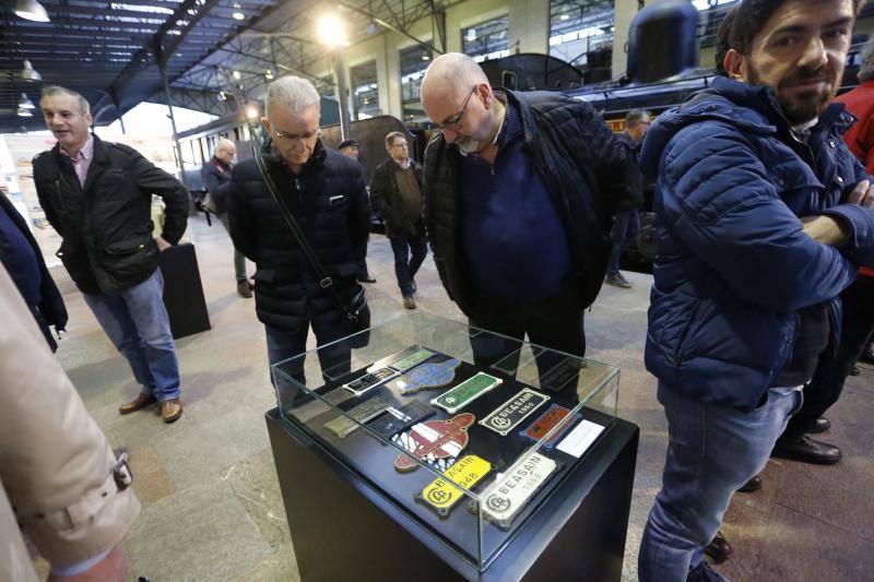 La muestra realiza un recorrido por los diferentes acontecimientos vividos por la empresa ferroviaria en este primer siglo de andadura, desde guerras hasta situaciones de crisis que amenazaron su existencia.