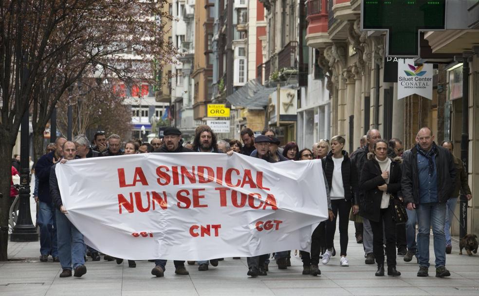 Protesta de CSI, CNT y CGT contra la propuesta de derribo de la Casa Sindical, en dirección a la plaza Mayor. 