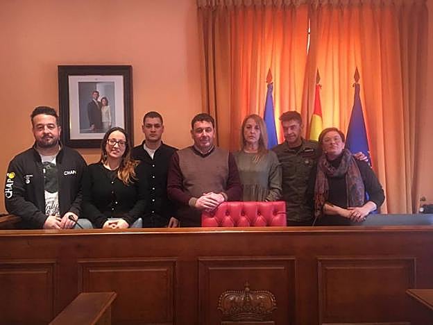 La Corporación municipal de Laviana, tras la reunión mantenida para garantizar La Xarana. 