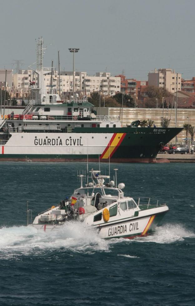 Una patrullera pasa ante el buque 'Río Segura'. 