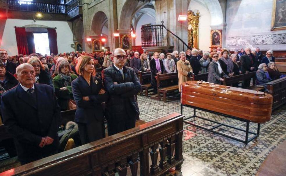 El funeral se celebró en la colegiata praviana. A la izquierda, su cuñado y sobrinos.