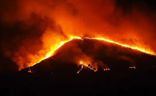 Incendio en San Roque del Acebal, en Llanes, en marzo de 2017.