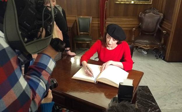 Luz Casal firma en el Libro de Honor del Ayuntamiento. 