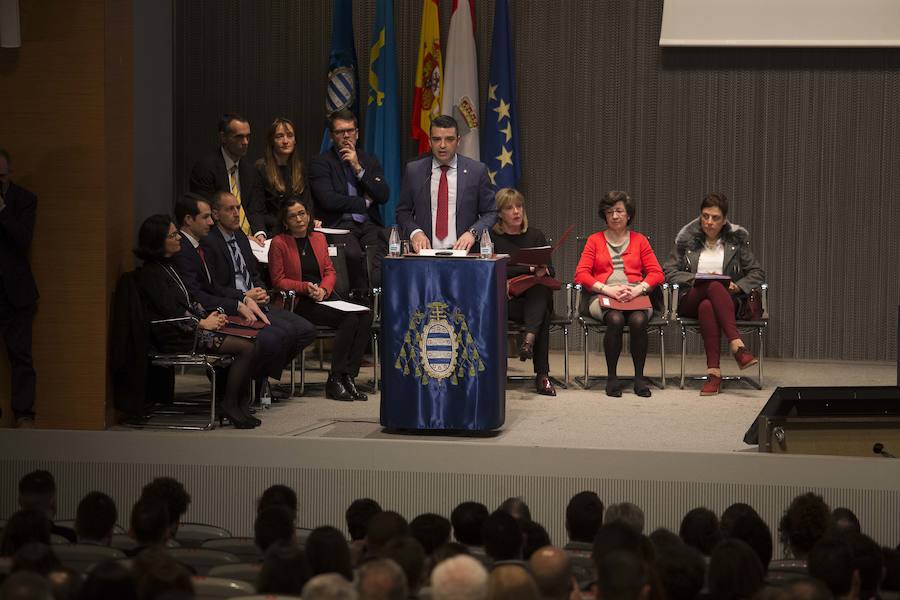 El rector de la Universidad de Oviedo, Santiago Gracía Granda, destacó la «globalización» del mercado laboral actual y el director de la Escuela, Juan Carlos Campo, reclamó al Principado una «digitalización profunda» para el centro. 