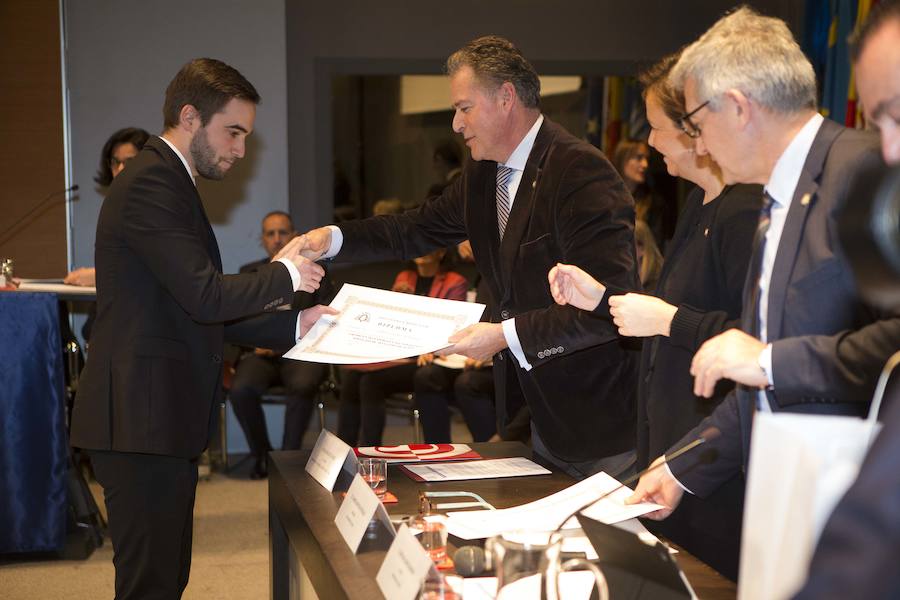 El rector de la Universidad de Oviedo, Santiago Gracía Granda, destacó la «globalización» del mercado laboral actual y el director de la Escuela, Juan Carlos Campo, reclamó al Principado una «digitalización profunda» para el centro. 