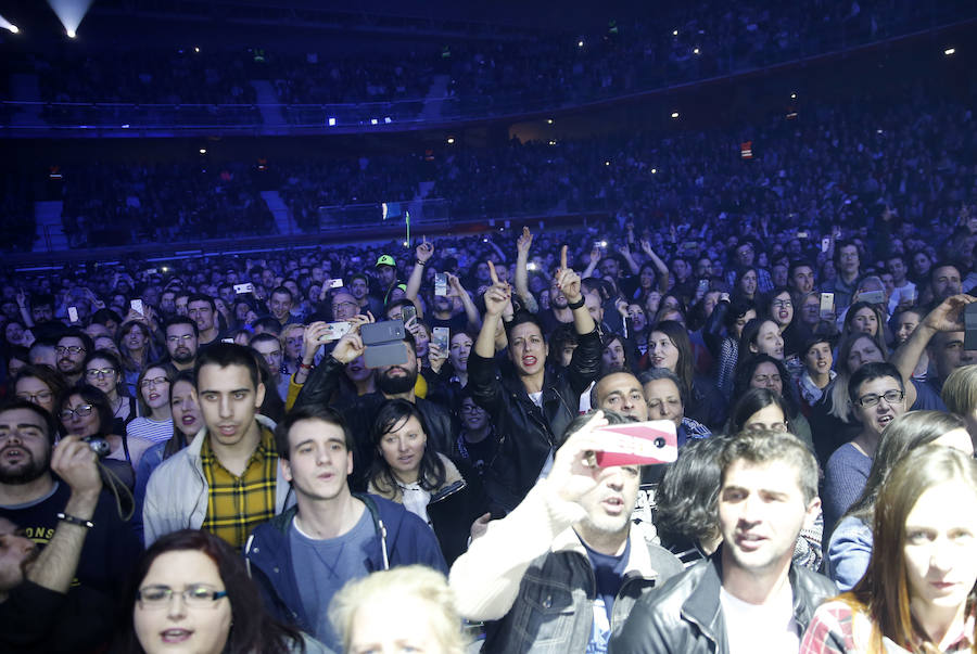 Un Palacio de Deportes abarrotado disfrutó de los mejores temas del músico bilbaíno y su banda.