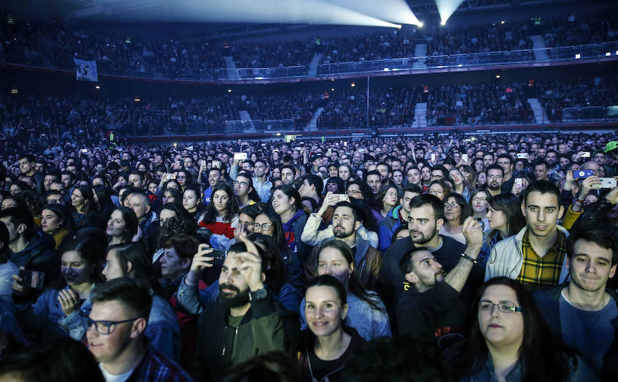 Un Palacio de Deportes abarrotado disfrutó de los mejores temas del músico bilbaíno y su banda.