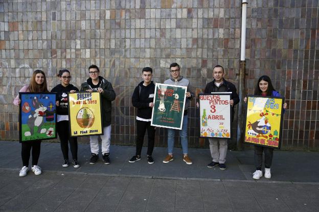 Los alumnos premiados posan con los carteles de Güevos Pintos en el IES Río Nora. 