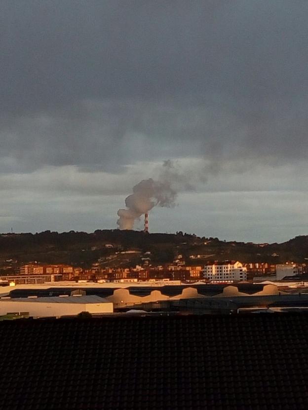 Nube de vapor procedente de las chimeneas de Aboño. 