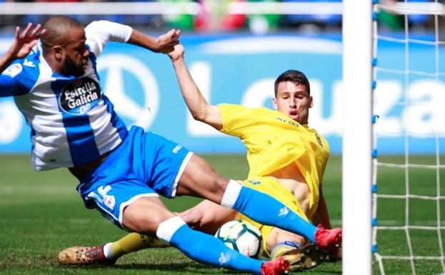 El defensa del Deportivo Sidnei (i) disputa el balón contra el delantero de Las Palmas Jonathan Calleri.