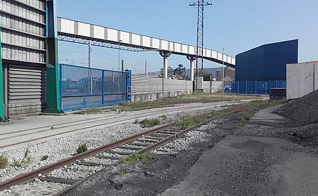 El Puerto de Avilés inicia la colocación de una nueva pantalla de protección ambiental