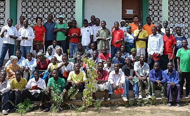 Virginia Alfaro, cuarta por arriba a la izquierda, junto a los jóvenes con los que trabaja en Angola.