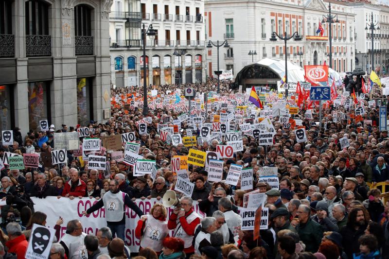 Madrid, Barcelona, Bilbao, San Sebastián, Vigo... protestan en las calles por el insuficiente alza del 0,25% y piden que estas ayudas se revaloricen en función del IPC